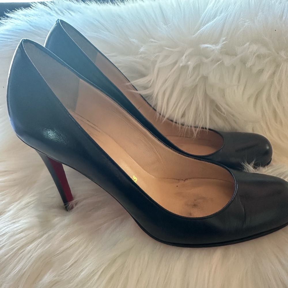 Christian Louboutins pums round toe